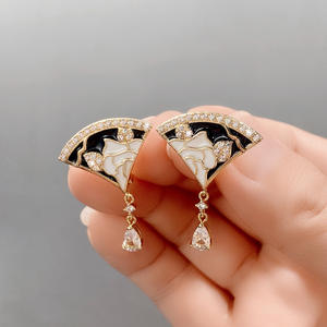 Boucles d'oreilles pendantes de luxe en cristal plaqué or avec motif floral en émail noir et blanc pour femme, bijoux de soirée - Product Image 5
