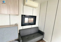 Maison préfabriquée modulaire moderne et portable de type Apple Cabin avec grande fenêtre en verre pour les stations balnéaires, les Airbnb, les séjours en location de maison