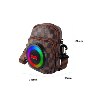 2025 nueva llegada diseño de bolso de hombro especial altavoz BT inalámbrico portátil tarjeta SD bolso altavoz <span class=keywords><strong>Karaoke</strong></span> para mochilero/excursionista - Product Image 6