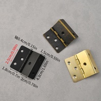 La grande charnière en fer antique à trois volets de 43mm est une charnière à angle droit à six trous conçue pour les planches de 18mm.