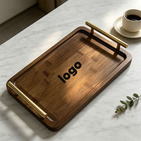 Plateau de service rectangulaire en bois poli naturel avec poignées métalliques robustes pour le petit-déjeuner au lit et le café du matin