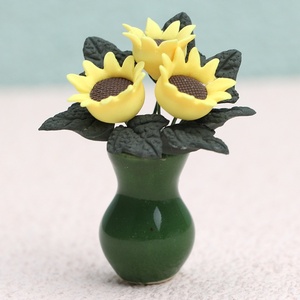 Meubles miniatures pour maison de poupée à l'échelle 1:12 avec tournesols <span class=keywords><strong>en</strong></span> résine et fleurs décoratives - Product Image 1