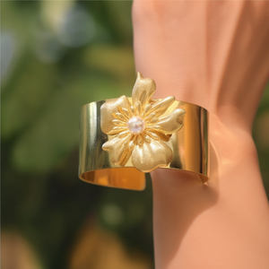 Brazalete de Moda en Acero Inoxidable 316L con Baño de Oro PVD y Diseño de Flor de Perla - Product Image 3