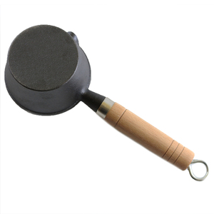 Mini-<span class=keywords><strong>casserole</strong></span> <span class=keywords><strong>en</strong></span> <span class=keywords><strong>fonte</strong></span> pré-assaisonnée avec poignée <span class=keywords><strong>en</strong></span> bois et bec verseur pour faire fondre et verser – Poêle à frire - Product Image 5
