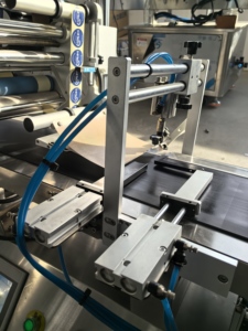 Thiết kế mới tự động Tabletop nhỏ phẳng container Top bề mặt Sticker máy dán nhãn cho mũ/nắp - Product Image 2