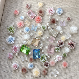 Petit ensemble d'accessoires pour ongles d'été en résine acrylique, strass, perles, fleurs de lune, camélias, autocollants et décalcomanies - Product Image 5