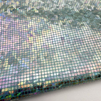 Tissu en tricot extensible respirant et résistant aux taches, à motif mosaïque bronzé sur fond vert, idéal pour les tenues de scène, les maillots de bain et les robes.