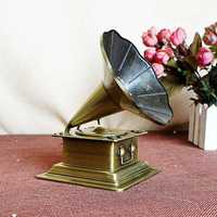 Modèle de Gramophone Antique Figurine Vintage Record Player Prop pour Home Office Club Bar Decor Retro Metal Phonograph Gift Idea