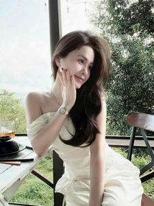 Ensemble haut court blanc à une épaule et pantalon droit, style décontracté et élégant, fabrication OEM au Vietnam - Product Image 4