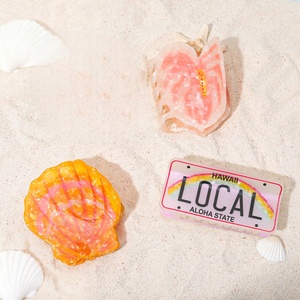 Pinza de pelo para matrícula de Hawaii Island, novedad personalizada, Con garra de concha de flor local para uso diario o ocasiones festivas - Product Image 1