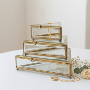 Caja Organizadora de Joyería de Metal con Marco de Latón y Vidrio Biselado en Forma de Triángulo con Tamaño Personalizado para Decoración del Hogar - Product Image 1