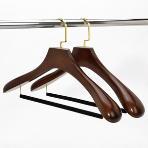 Cintre de luxe en bois avec barre en velours et crochet en acier inoxydable pour magasin de vêtements et hôtel - Product Image 1