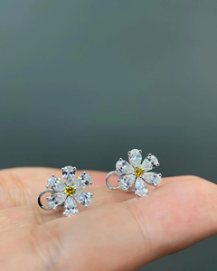 Boucles d'oreilles clous hypoallergéniques en moissanite étincelante motif fleur, en argent sterling 925, plaqué rhodium/or/or rose, élégantes - Product Image 1