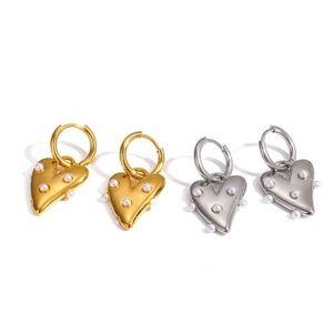 ต่างหูรูปหัวใจประดับมุก ชุบทอง 18k สแตนเลสสตีล ดีไซน์เรขาคณิต สำหรับใส่ทุกวัน รุ่น TE60720-G - Product Image 5