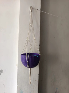 Pot de fleurs suspendu en plastique tressé moderne, panier de plantation, support en macramé violet pour une utilisation en intérieur et en extérieur - Product Image 2
