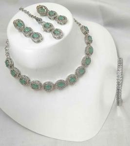 ชุดเครื่องประดับทองชุบแบบคุนดันแบบดั้งเดิม ชุดเครื่องประดับคุนดันแบบอินเดียดั้งเดิม สร้อยคอทองชุบ 18K ลายดอกไม้ - Product Image 3