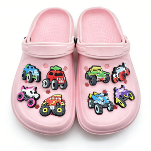 Breloques et épingles pour chaussures Monster Truck en relief avec motifs flamme pour sabots Croc - Product Image 2