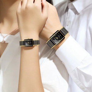El fabricante OEM de relojes personalizados hace un reloj rectangular elegante con logotipo para los amantes - Product Image 4