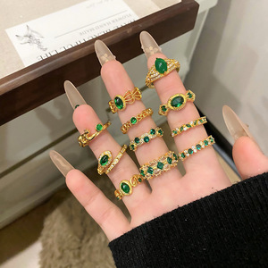 HJ113 Nouvelle <span class=keywords><strong>bague</strong></span> ouverte en or plaqué style chinois rétro avec dentelle, émeraude et diamant vert ajouré pour <span class=keywords><strong>femme</strong></span> - Product Image 1