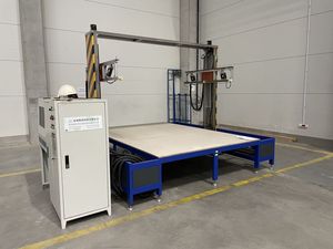 Précision de découpe maximale : notre machine de découpe de mousse <span class=keywords><strong>EPS</strong></span> haute vitesse, contrôlée par PLC, robuste, avec pompe à moteur pour une découpe propre. - Product Image 4