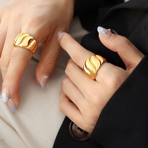 Bague large torsadée en acier inoxydable plaqué or 18 carats pour femme, bijoux fantaisie personnalisés en gros - Product Image 1