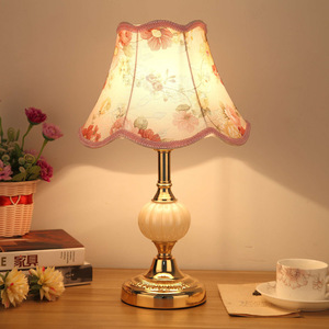 Lampada da Tavolo Classica Europea Bianca con Paralume in Tessuto e Decorazioni Floreali Antiche per Camera da Letto, Soggiorno e Studio - Product Image 6