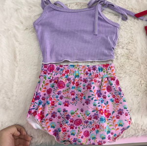 W59 Completo Estivo Cozy per Bambine, 2 Pezzi: Top Morbido con Stampa Floreale e Chiusura a Cintura e Pantaloncini con Bretelle - Product Image 2