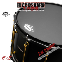 Beatello « Black Shark Cannon » Caisse claire basse fréquence 14x8 |   Stock disponible, livraison directe à l'étranger |   Avec des baguettes |   Son profond et puissant