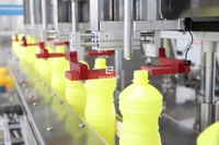 Ligne de remplissage, bouchage, étiquetage et emballage de détergent à piston linéaire avec suivi servo, changement rapide de bouteille, conception anti-goutte précise