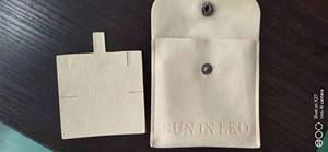 ถุงของขวัญไมโครไฟเบอร์สีงาช้างขนาด 8x8 ซม. พร้อมกระดุมแป๊ก พิมพ์โลโก้ได้  พร้อมแผ่นรองใส่เครื่องประดับขนาด 8x8 ซม. สำหรับนำเสนอสินค้าหรูหราของคุณ - Product Image 2