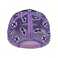 Casquette de camionneur personnalisée WECONDO Y2K style gothique, casquette à 5 panneaux en sergé et maille, broderie croix et chauve-souris violette, visière de casquette de camionneur