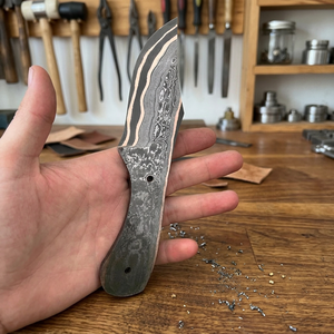 Cuchillo de Caza de Acero Damasco y Cobre Forjado a Mano de la Mejor Calidad, Hoja Fija Tipo Drop Point OEM con 1 Año de Garantía - Product Image 1