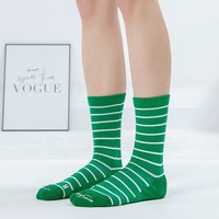 Chaussettes de fierté à rayures arc-en-ciel unisexes Chaussettes de sport en coton absorbant la sueur Argyle Design géométrique Chaussettes de sport amusantes Étudiants Pop