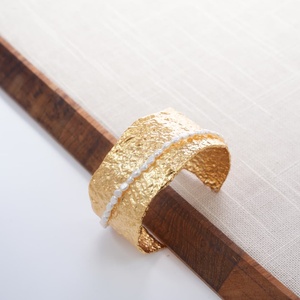 Brazalete Abierto Grueso de Latón con Baño de Oro PVD de Nuevo Diseño DOZM para Mujer, Estilo Martillado Irregular, a la Moda - Product Image 4