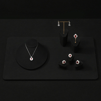 Support de présentation de bijoux en microfibre FANXI en gros avec plateaux pour bagues, bracelets, colliers et boucles d'oreilles personnalisés