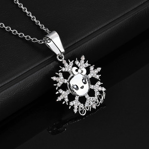 Collier unisexe Hip Hop avec pendentif flocon de neige et chat Kt, bijoux de luxe léger et de niche, ornements de Noël - Product Image 1