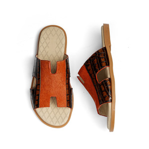 Nouvelles pantoufles d'été pour hommes en cuir véritable, style européen, tendance, confortables, décontractées, pour l'extérieur et la maison. - Product Image 1