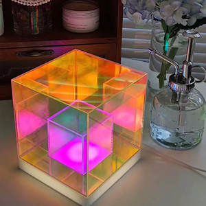 E-Sports Acrílico para Rubik's Cube Lámpara de mesa Cubo brillante Fuente de luz LED Colorido Adorno de escritorio Táctil para instalación de arte - Product Image 6