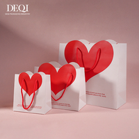DEQI Op maat gemaakte hartvormige witte papieren cadeauzak Luxe juwelenverpakkingszak Papieren tassen voor bruiloft Kerstmis Valentijnsdag cadeau