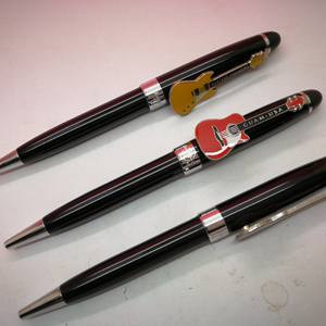 Clip de guitare personnalisé personnalisé musique cadeau stylo émail élégant promotionnel noir métal torsion stylo à bille pour la musique Souvenir - Product Image 1
