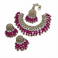 Parure de bijoux ethniques plaqué or antique en alliage avec zircon cubique et cristal, comprenant collier ras-de-cou, boucles d'oreilles pendantes et mangtika, idéale pour fiançailles et mariage, cadeau