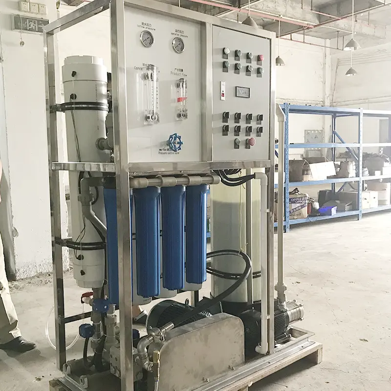 रिवर्स ऑस्मोसिस वाटर ट्रीटमेंट प्लांट नमक का पानी बिक्री के लिए पीने के पानी की मशीन