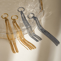 Bijoux minimalistes personnalisés à la mode Boucles d'oreilles à long fil en acier inoxydable plaqué or 18 carats avec pompon supplémentaire pour femmes