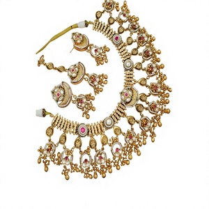 Collier de qualité supérieure avec finition dorée élégante, avec boucles d'oreilles et tikka pour femmes, bijoux de créateur pour collection de tenues de mariage - Product Image 2