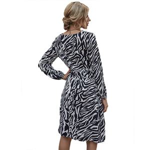 Robe midi noire à imprimé zèbre pour femme, col en V, manches évasées à volants, style portefeuille, en tissu mousseline écologique respirant, lavable, avec fermeture éclair - Product Image 6