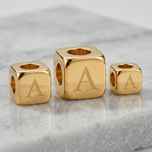 Abalorios de letras metálicas electrochapadas resistentes al deslustre, cuentas cúbicas brillantes del alfabeto para la fabricación de llaveros y pulseras de lujo OEM - Product Image 1