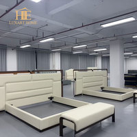Meubles de chambre à coucher de luxe, lit en tissu ou en cuir avec tête de lit en métal et base inférieure en métal