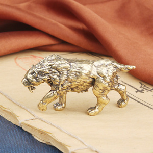 Statue <span class=keywords><strong>de</strong></span> bureau <span class=keywords><strong>de</strong></span> <span class=keywords><strong>tigre</strong></span> à dents <span class=keywords><strong>de</strong></span> <span class=keywords><strong>sabre</strong></span> en laiton massif Sculpture en cuivre Artisanat à collectionner Thé Ornement pour animaux <span class=keywords><strong>de</strong></span> compagnie pour Noël Vente en gros - Product Image 6