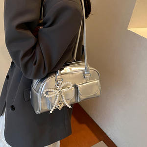 Sac à bandoulière en cuir PU style vintage avec nœud perlé et pendentif, idéal pour la mode féminine estivale 2025 - Product Image 2