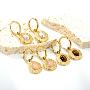 Pendientes de Aro Geométricos Redondos Ovalados de Turquesa, Acero Inoxidable, Chapado en PVD de 18k, Joyería Impermeable con Patrón Martillado para Mujer - Product Image 1